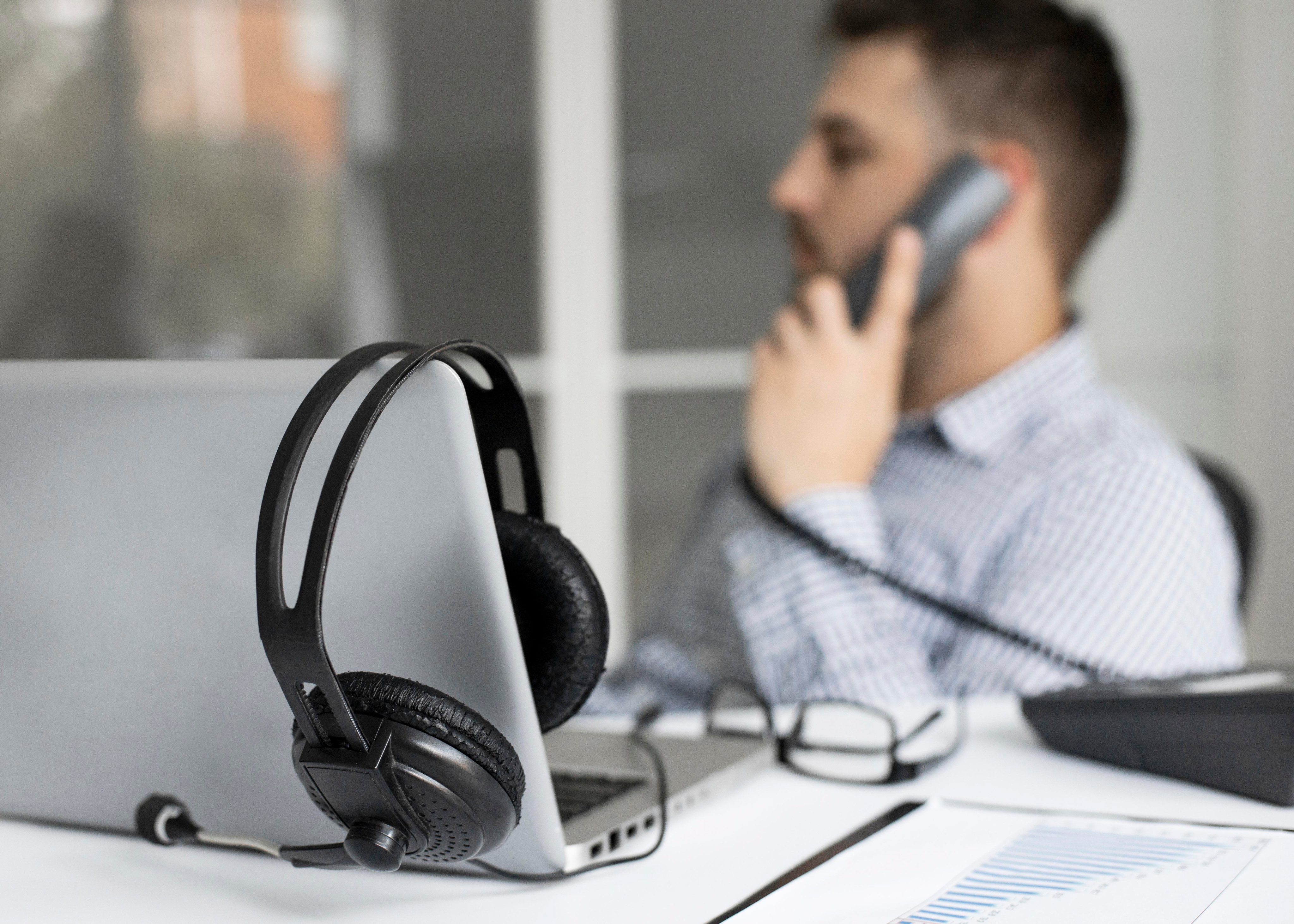 Hombre de negocios habla por teléfono