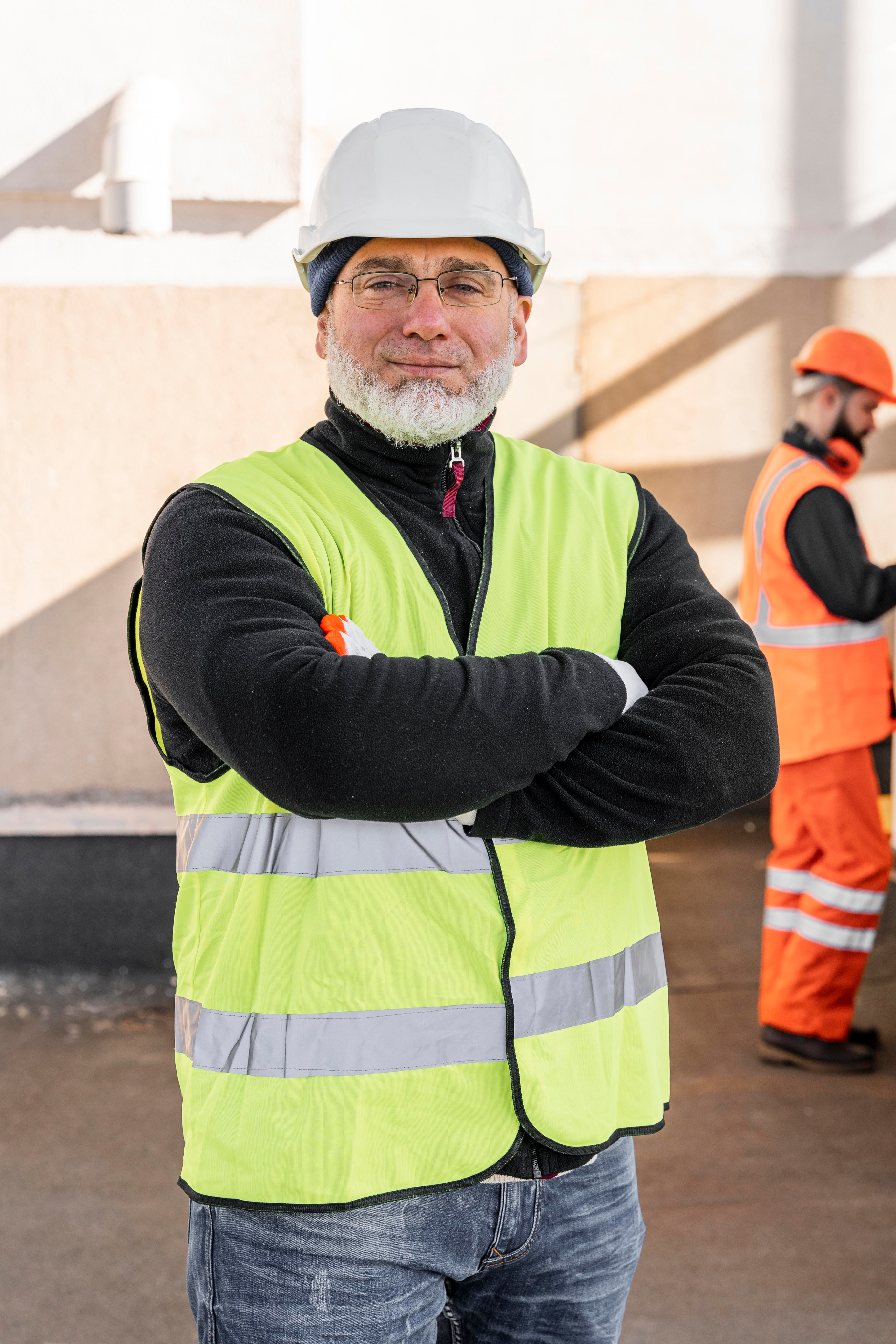 Trabajador con casco blanco y chaleco