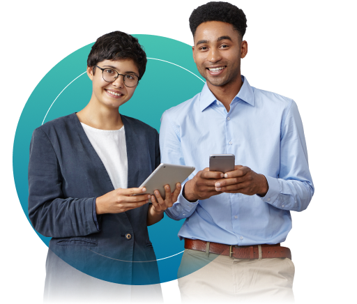 Dos profesionales sonriendo mientras revisan información en una Ipad y celular.