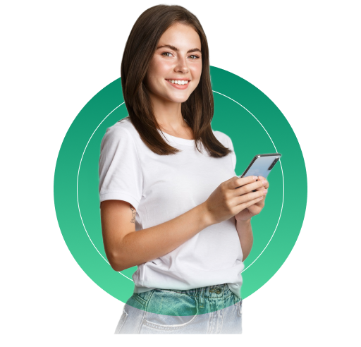 Mujer joven sonriendo y sosteniendo un celular.